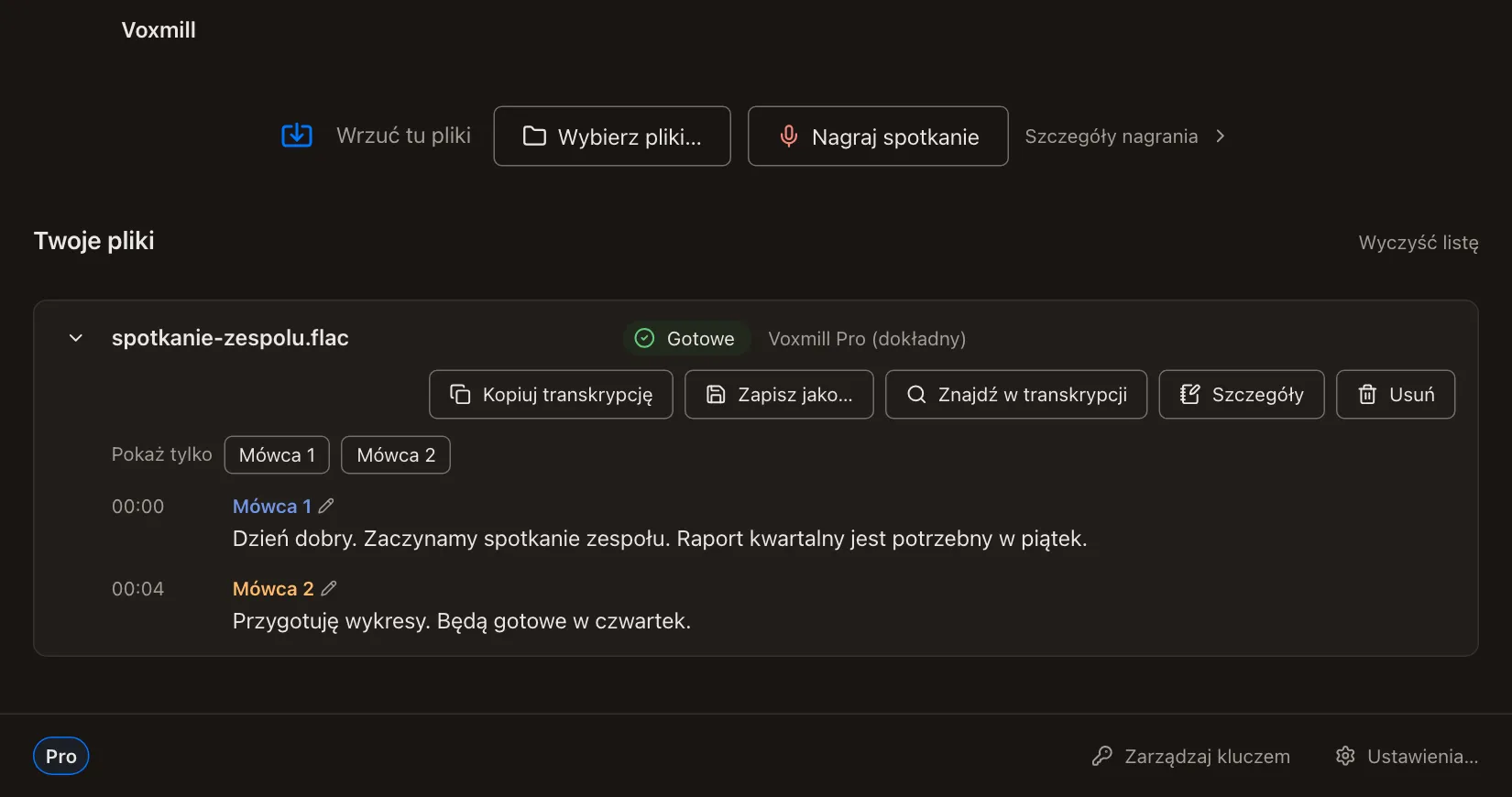 Okno Voxmill: plik ze spotkania zespołu gotowy i otwarty, z przyciskami Kopiuj transkrypcję, Zapisz jako i Znajdź w transkrypcji oraz transkrypcją ze znacznikami czasu i etykietami dwóch mówców (beta, w Pro).