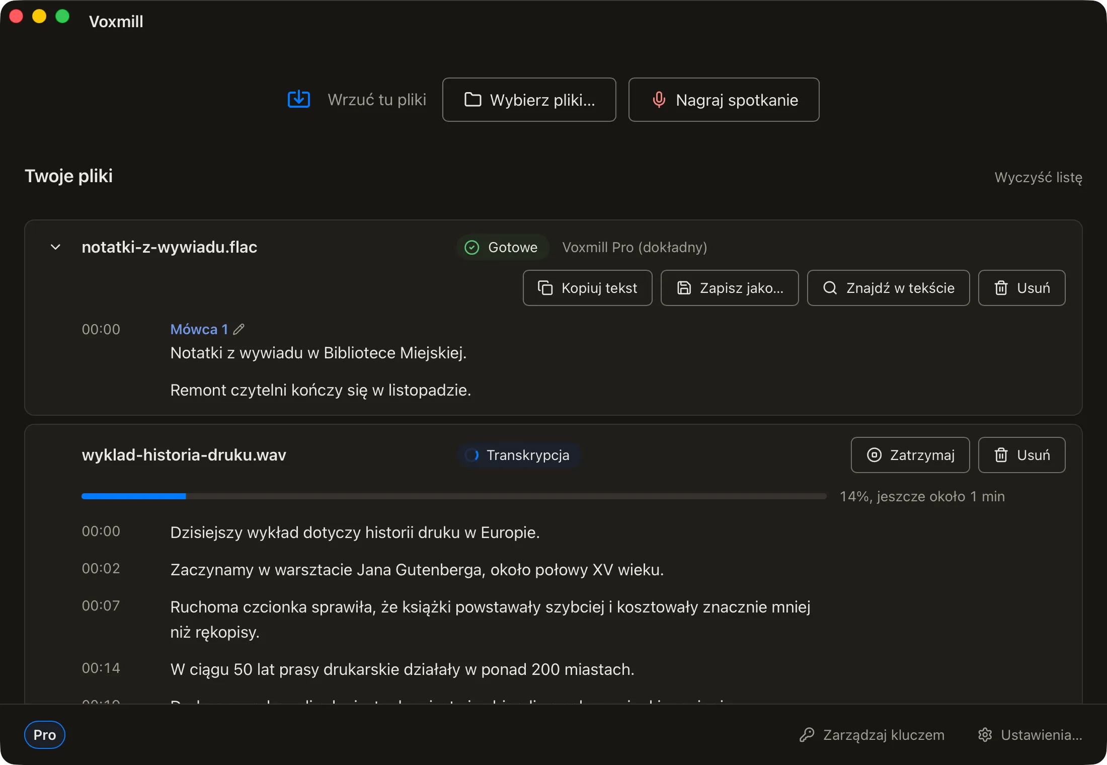Okno Voxmill z listą dwóch plików: notatki z wywiadu gotowe i otwarte ze znacznikami czasu, pod nimi wykład w trakcie transkrypcji z kręcącym się kółkiem, procentem, paskiem postępu i pierwszymi zdaniami tekstu.